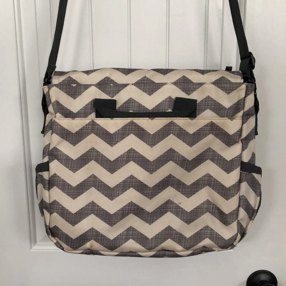 Skip Hop Diaper Bag Chevron White & Gray Changing Pad Shoulder Strap!